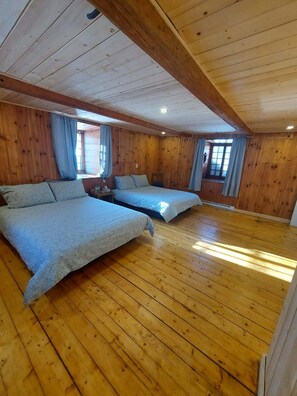 In-room safe, soundproofing, bed sheets - Auberge Le P'tit Bonheur - Hostel (Saint-Jean-de-l'lle-d'Orleans)