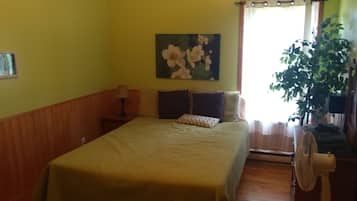 Standard Room, 1 Queen Bed, Private Bathroom (La Verte) | In-room safe, bed sheets