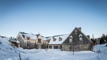 Un pueblo cubierto de nieve con casas de madera tradicionales y edificios de piedra.