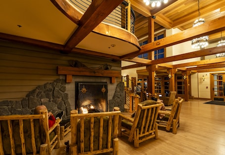Sala de estar en el lobby. Old Faithful Snow Lodge & Cabins - Inside the Park