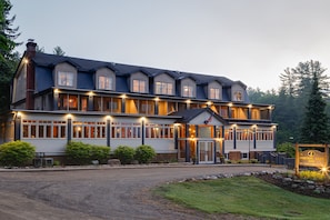 Property entrance - Friends Lake Inn (Chestertown)