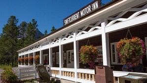 Un bâtiment blanc sur lequel on peut lire l’inscription « SWIFTCURRENT MOTOR INN ».