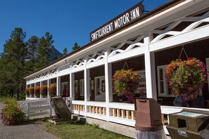 Exterior - Swiftcurrent Motor Inn and Cabins - Inside the Park (East Glacier Park)