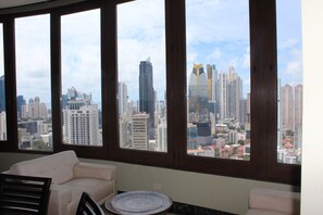 Apartamento, 3 habitaciones | Zona de estar | Una televisión de pantalla plana
