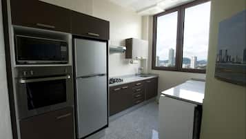 Refrigerador con freezer, microondas, cafetera/tetera, tostadora