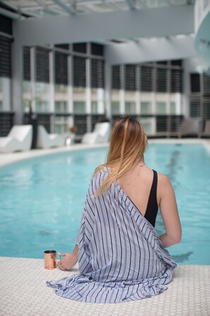 Piscine couverte, accès possible de 07 h 00 à 20 h 00, chaises longues 