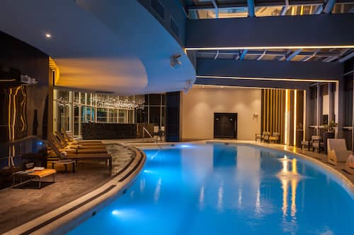 Piscina coperta, con ingresso dalle 07:00 alle 20:00, lettini
