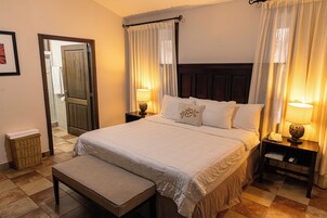 Ropa de cama de alta calidad y caja de seguridad en la habitación