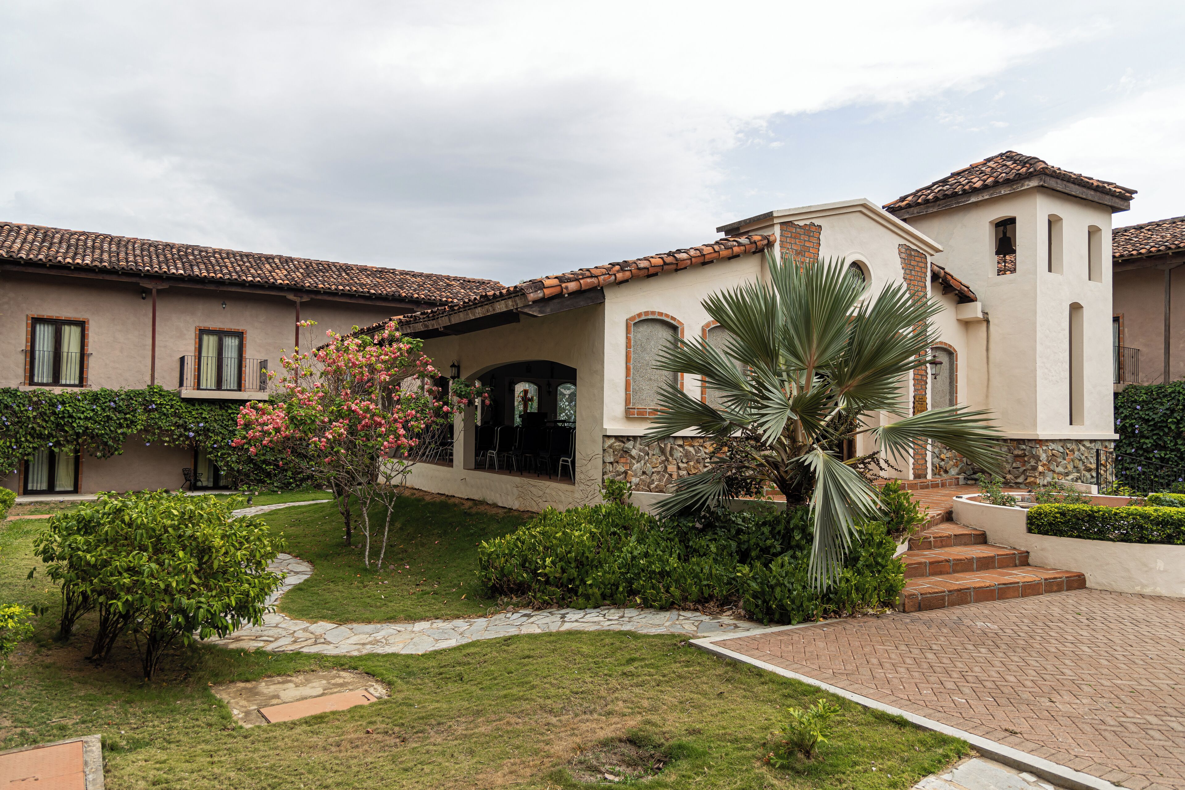 Premium bedding, in-room safe, desk, laptop workspace