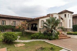 Premium bedding, in-room safe, desk, laptop workspace - Hotel Cubitá Boutique Resort & Spa (La Arena)