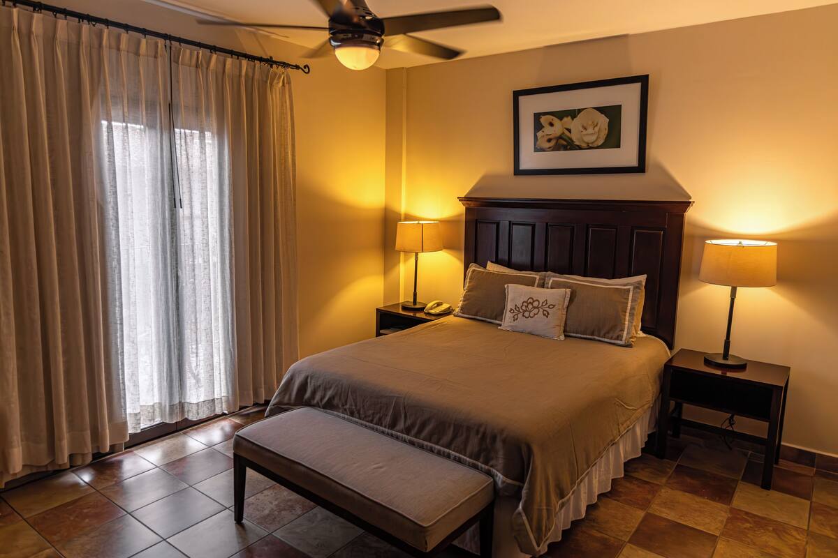 premium bedding, in-room safe, desk, laptop workspace