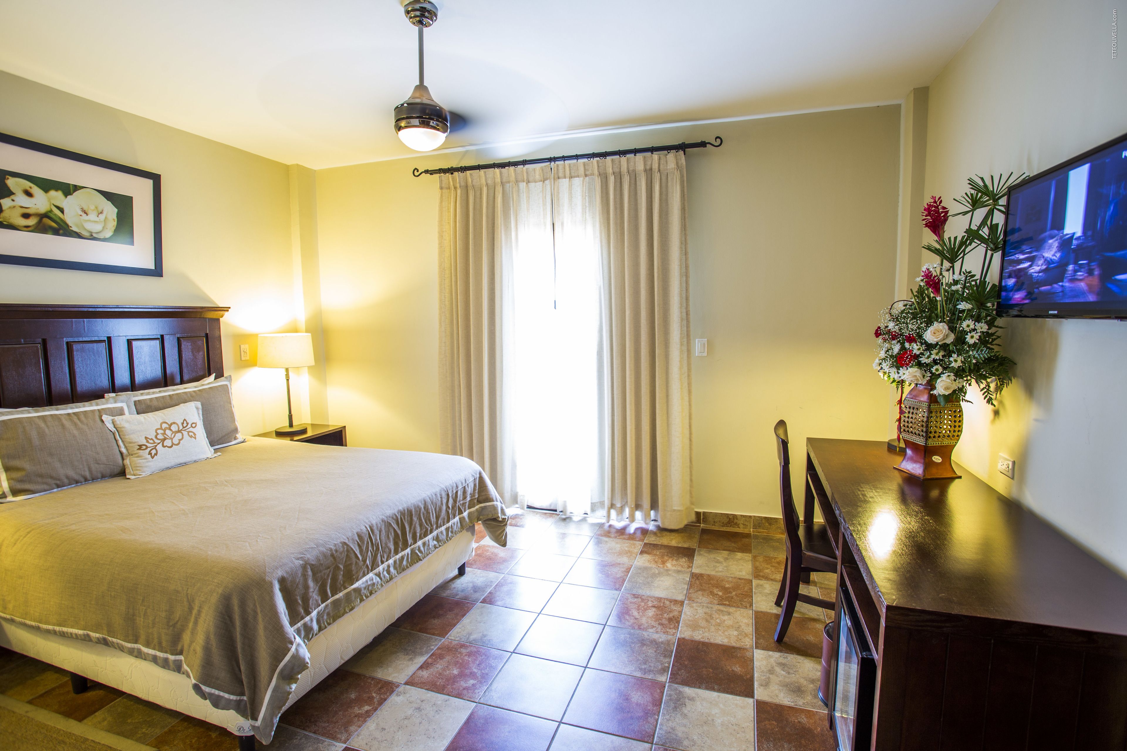 standard room, 1 queen bed | premium bedding, in-room safe, desk, laptop workspace