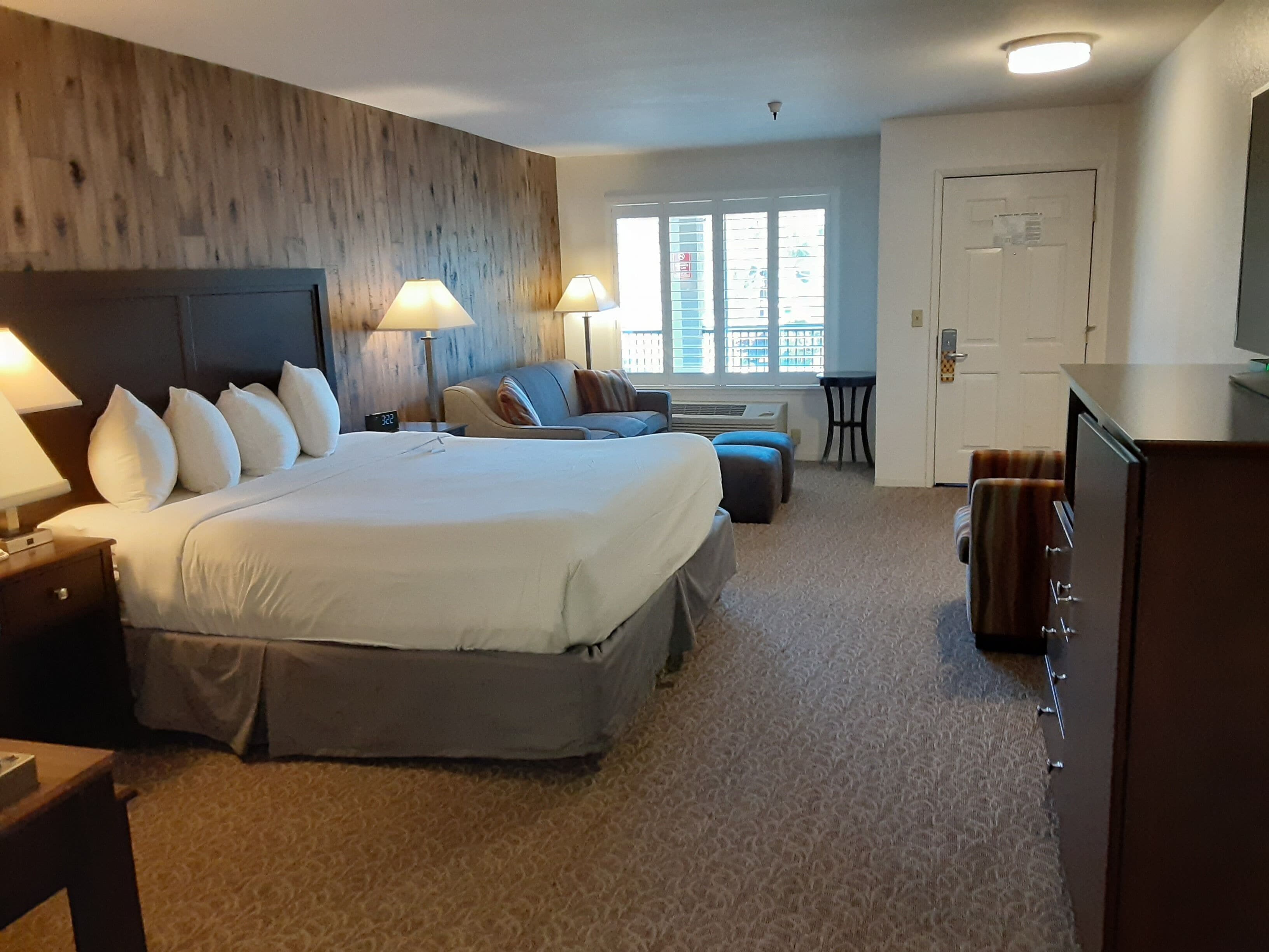 Kamar, 1 Tempat Tidur King dengan tempat tidur Sofa, jet tub (Sofa Bed) | Meja kerja, ruang kerja ramah laptop, dan setrika/meja setrika