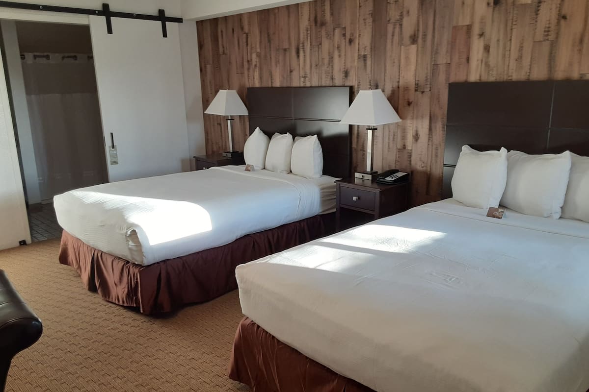 Deluxe Double Room, 2 Double Beds, Accessible | Escrivaninha, espaço de trabalho para notebook