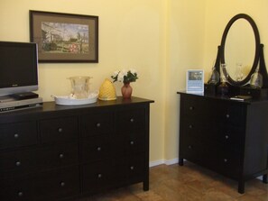 Comb Room | 1 bedroom, individually decorated, individually furnished, free WiFi