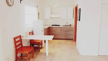 In-room safe, desk, WiFi