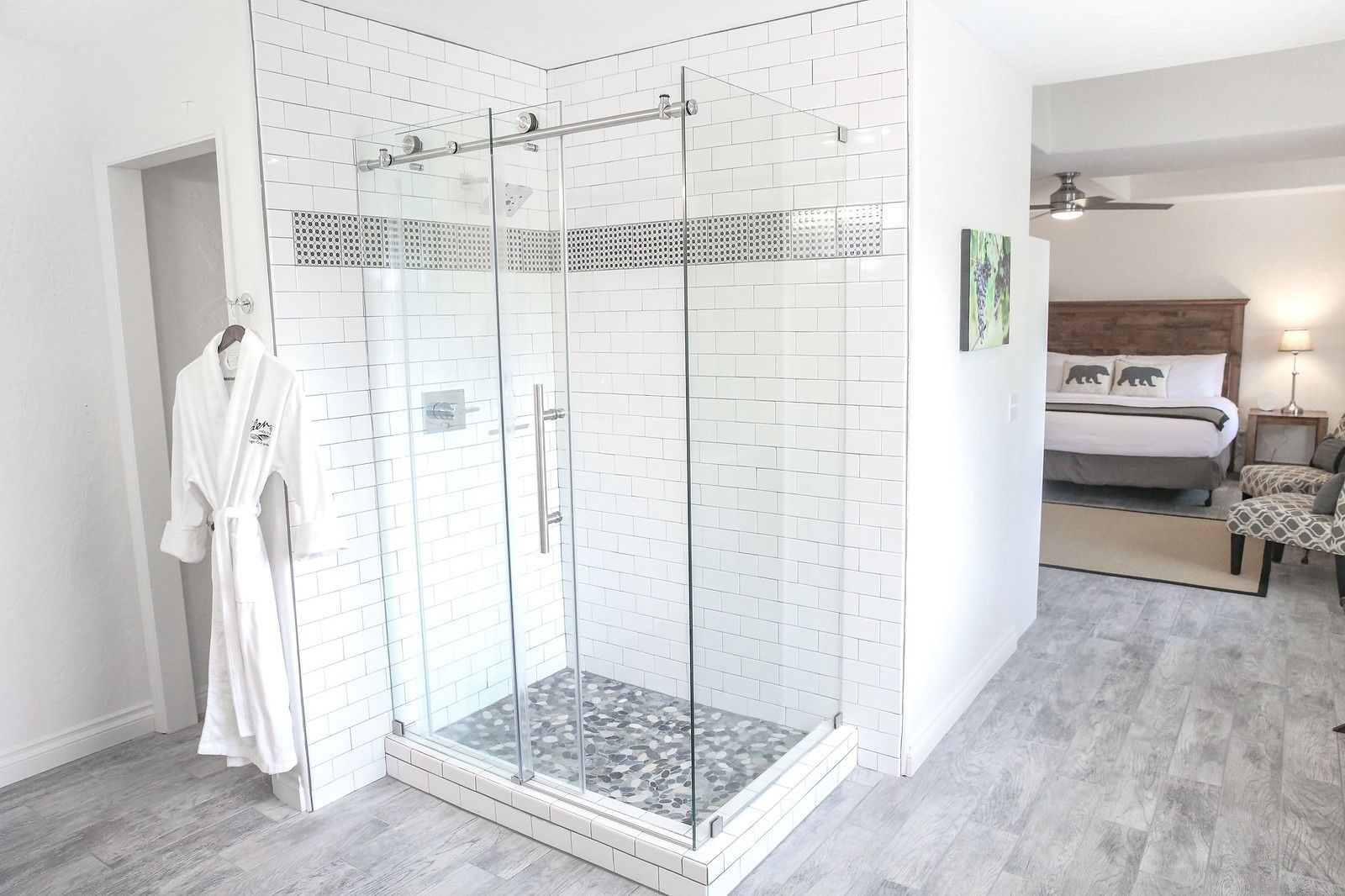 Quarto superluxo, 1 cama King, vista para o jardim | Banheiro | Chuveiro, produtos de toalete grátis, secador de cabelo 