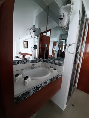 Family Room, 1 Bedroom, Private Bathroom | Bilik Mandi | Pancuran mandi, kelengkapan dandanan diri percuma, pengering rambut 