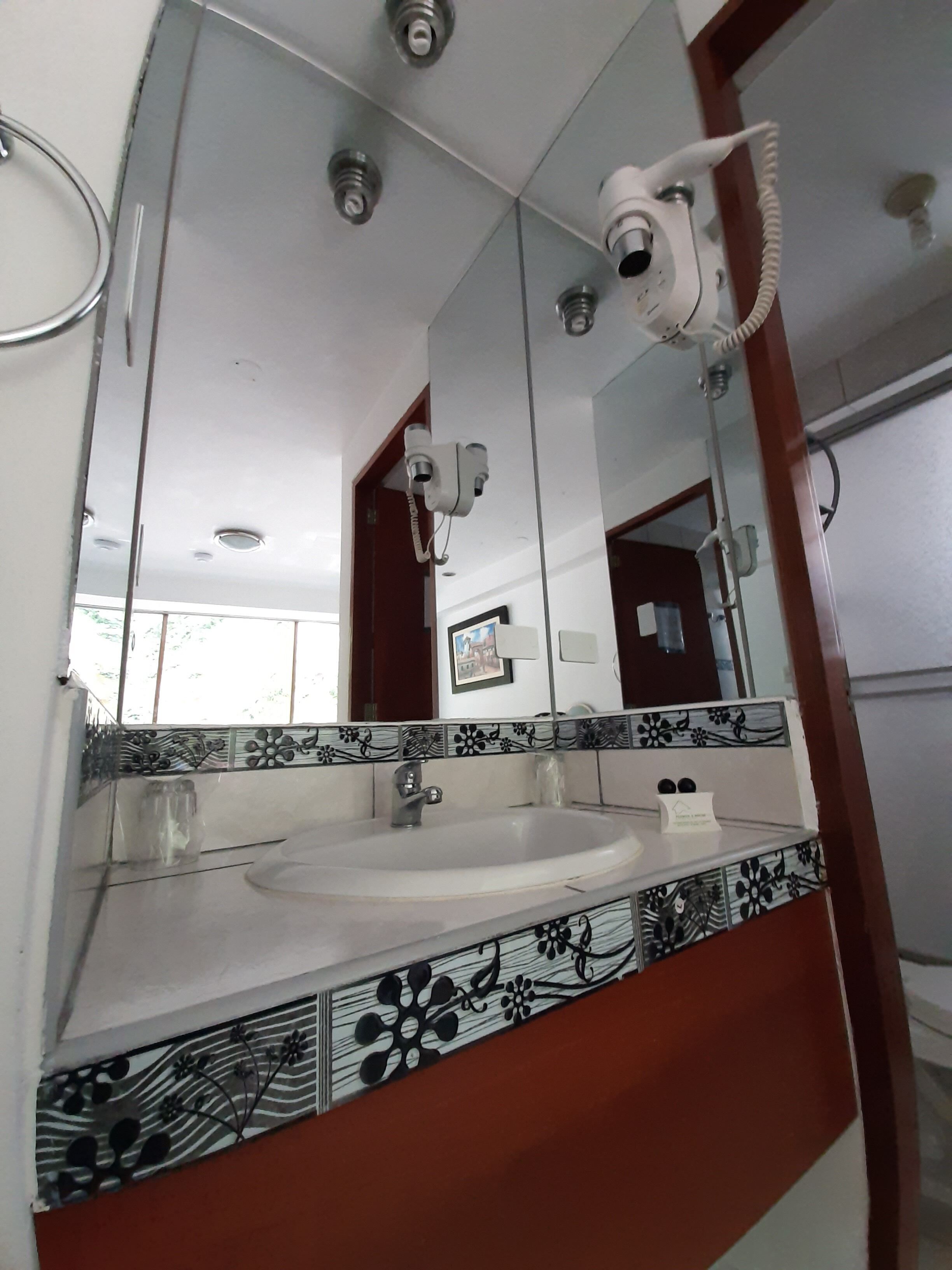 standard single room, 1 bedroom, private bathroom | bathroom | shower, free toiletries, hair dryer, towels