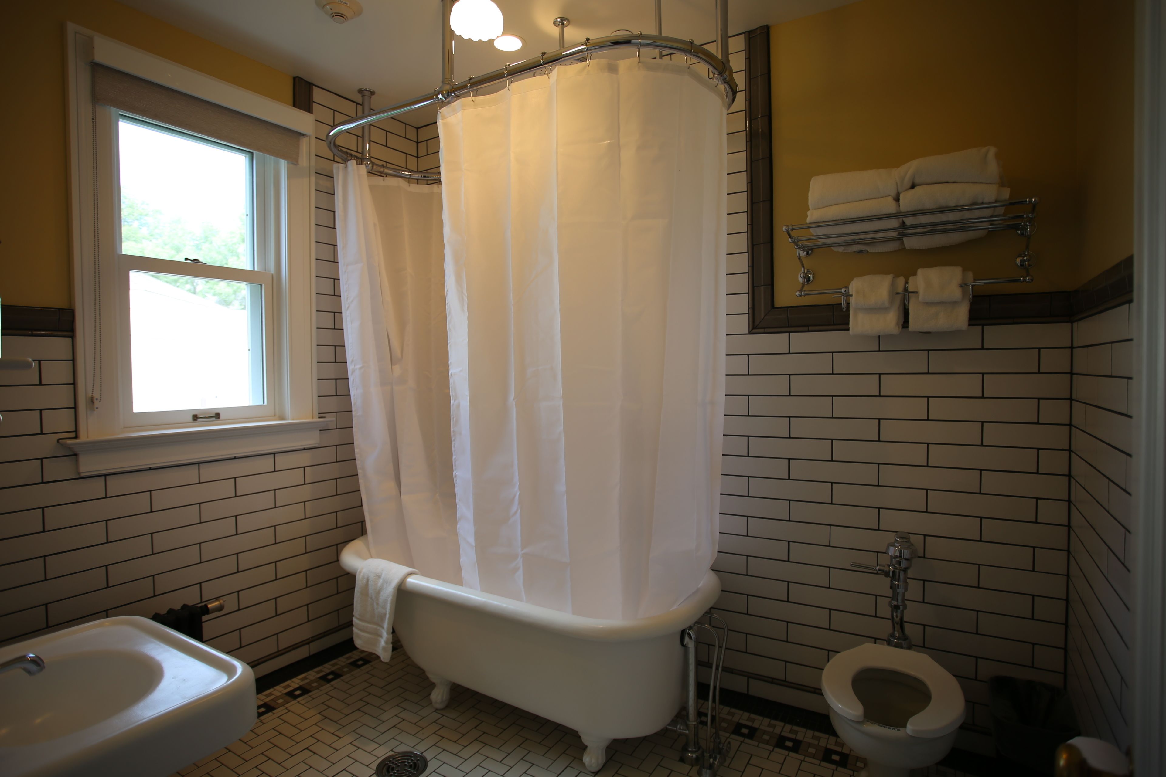 deluxe room | bathroom | towels