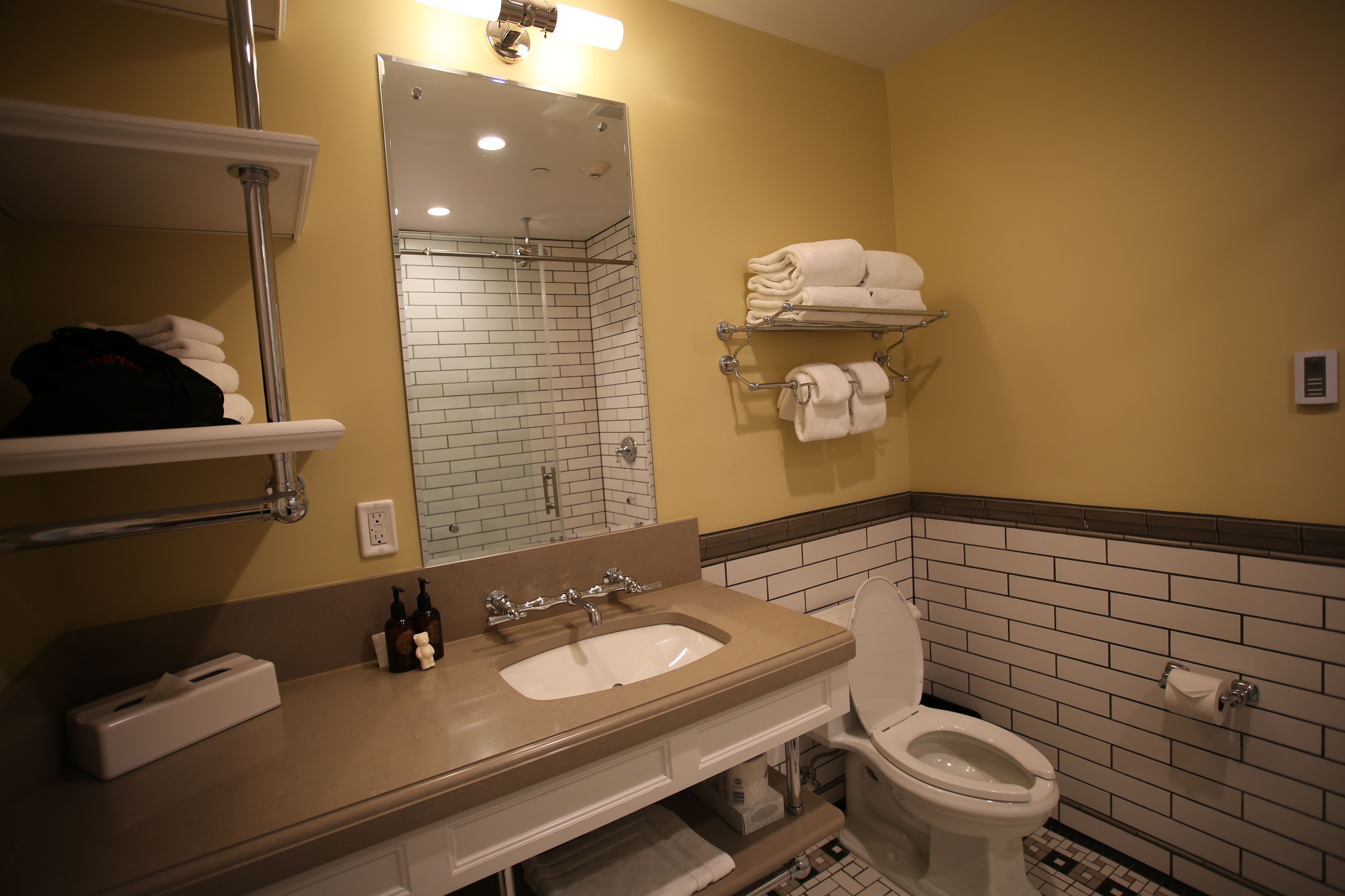 room | bathroom | towels