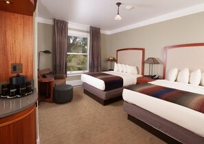 Deluxe Hotel Room 2 Queen | Bed sheets