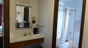 Shower, free toiletries, hair dryer, towels - Umatilla Inn and Suites (Umatilla)