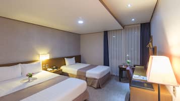 Deluxe Twin (Random view - Partial Ocean or City View ) | Cortinas blackout, Wi-Fi de cortesia