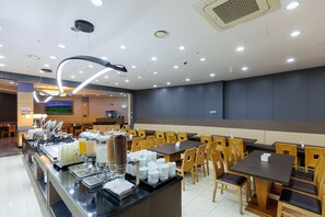 Petit déjeuner buffet (15000 KRW par personne)