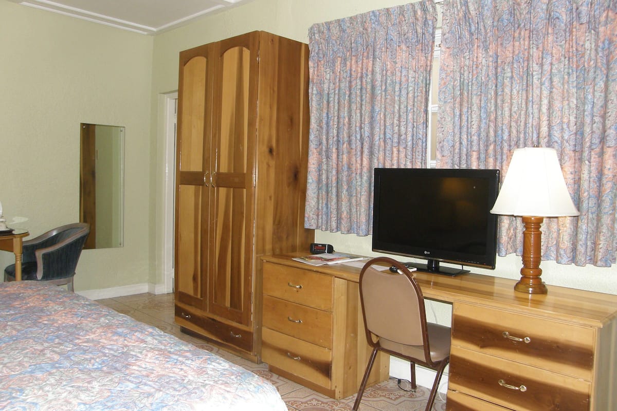 standard room | 1 bedroom, in-room safe, desk, iron/ironing board
