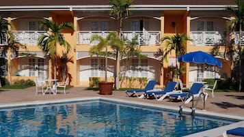 2 albercas al aire libre, sombrillas en la alberca y camastros