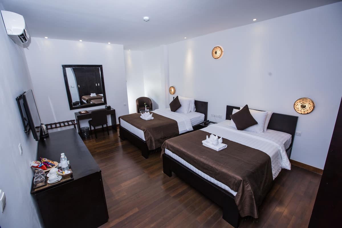 Deluxe Twin kamer | Luxe beddengoed, een minibar, een kluis op de kamer, een bureau