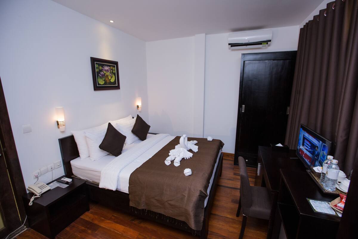 Superior tweepersoonskamer, 1 queensize bed | Luxe beddengoed, een minibar, een kluis op de kamer, een bureau