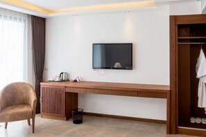 Minibar, safe på rommet, skrivebord og blendingsgardiner