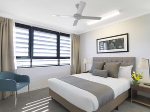 Desk, laptop workspace, iron/ironing board, free WiFi - Oaks Mackay Carlyle Suites (Mackay)