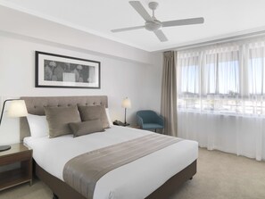 Een bureau, een laptopwerkplek, een strijkplank/strijkijzer, gratis wifi