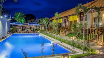 Utendørsbasseng og solsenger