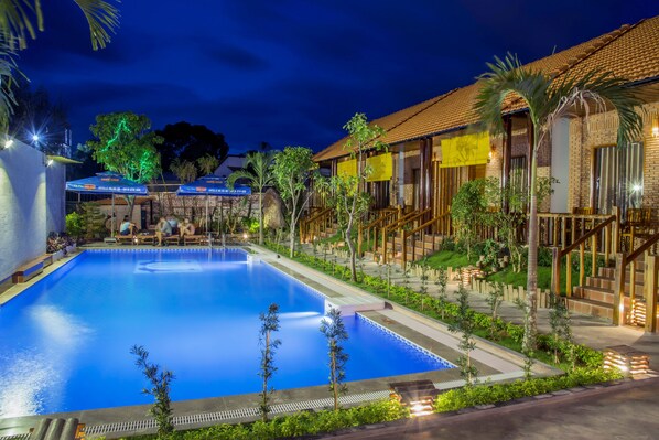 Utendørsbasseng og solsenger