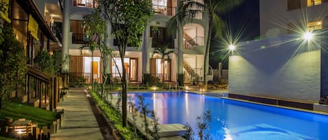 Alberca al aire libre y camastros