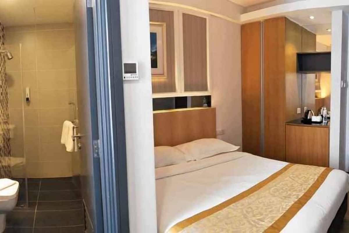 Minibar, bureau, rideaux occultants, fer et planche à repasser