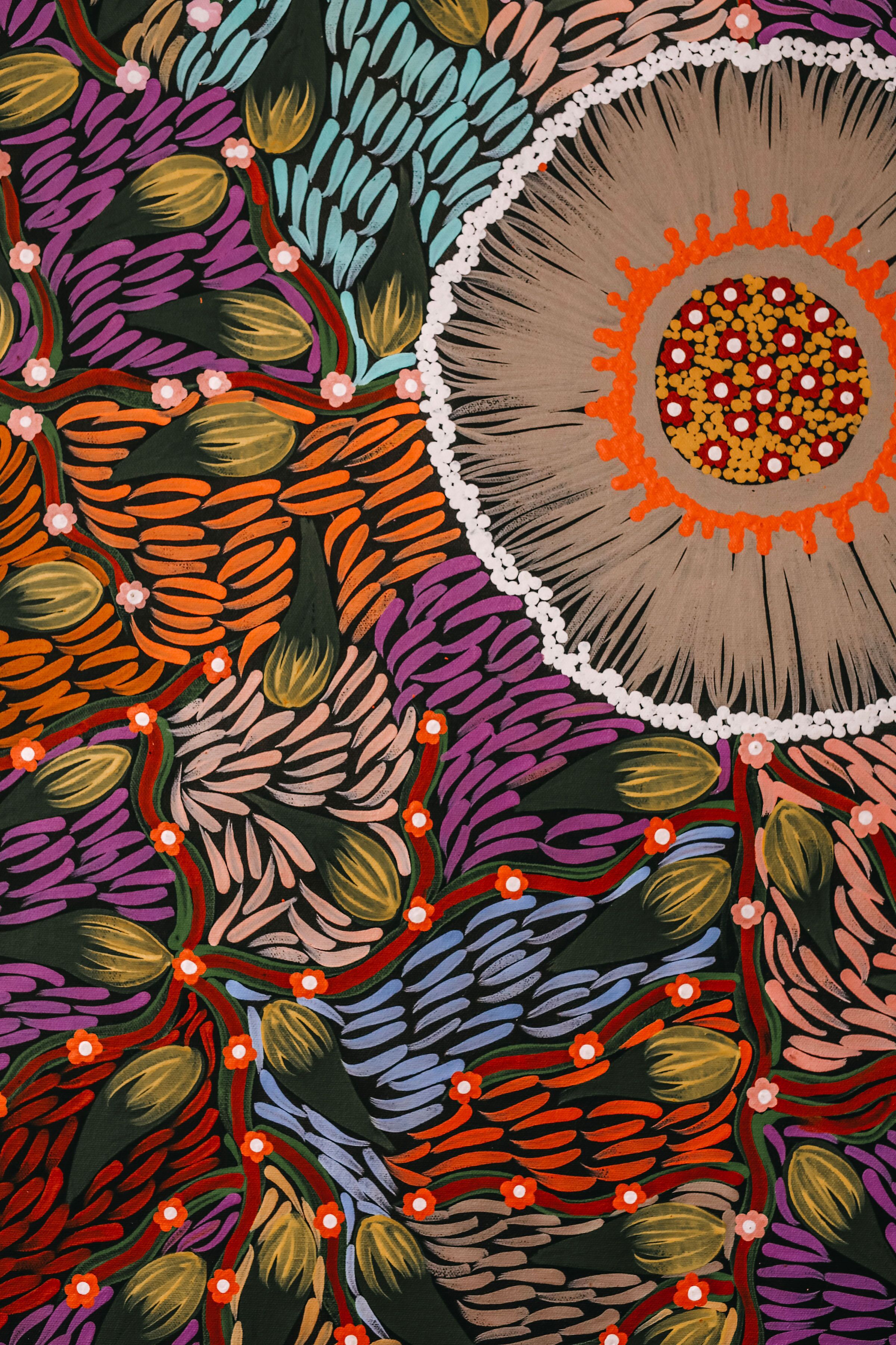 Un diseño detallado con motivos florales y abstractos.