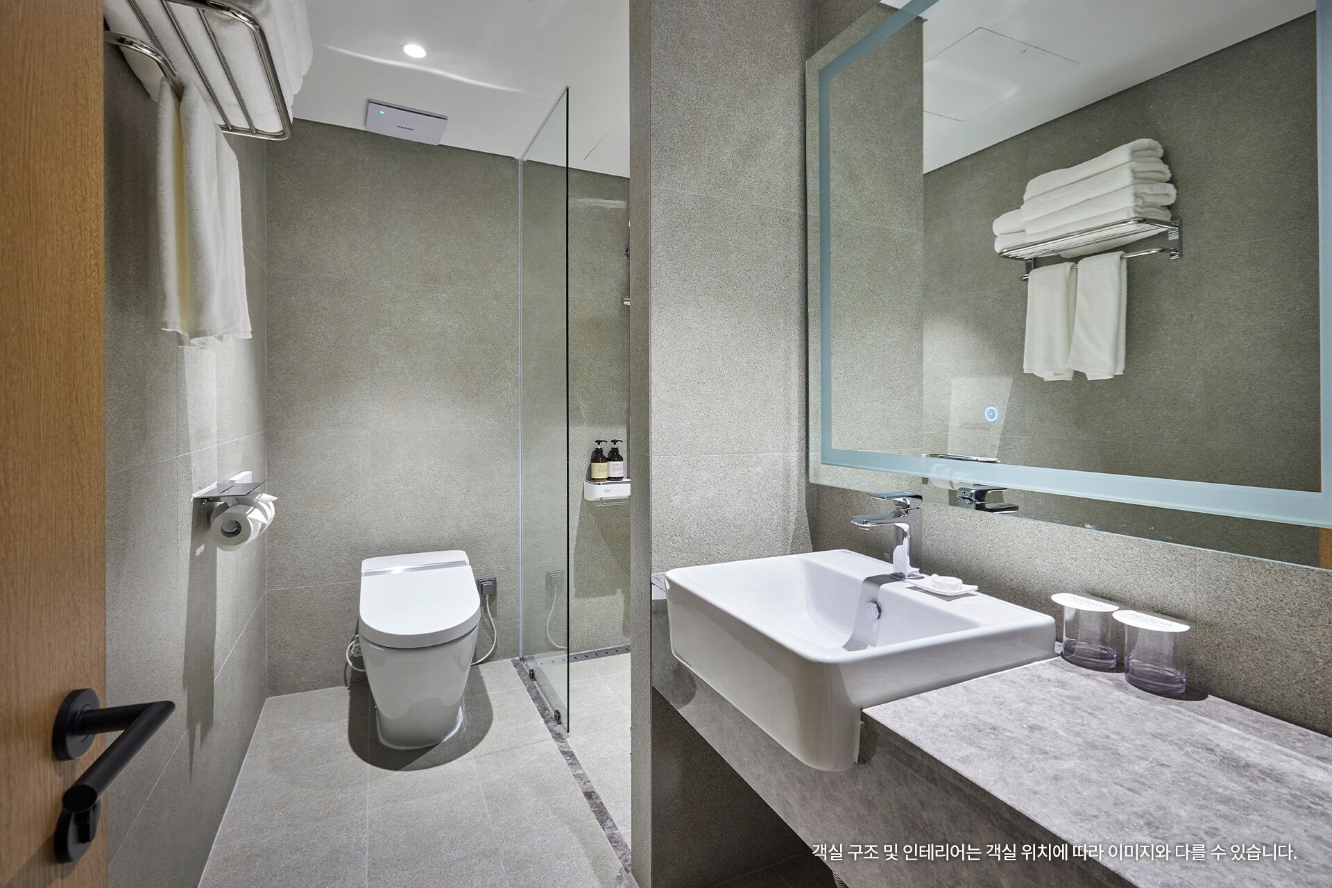 Suite Family Prime | Bathroom | Shower, free toiletries, hair dryer, bathrobes