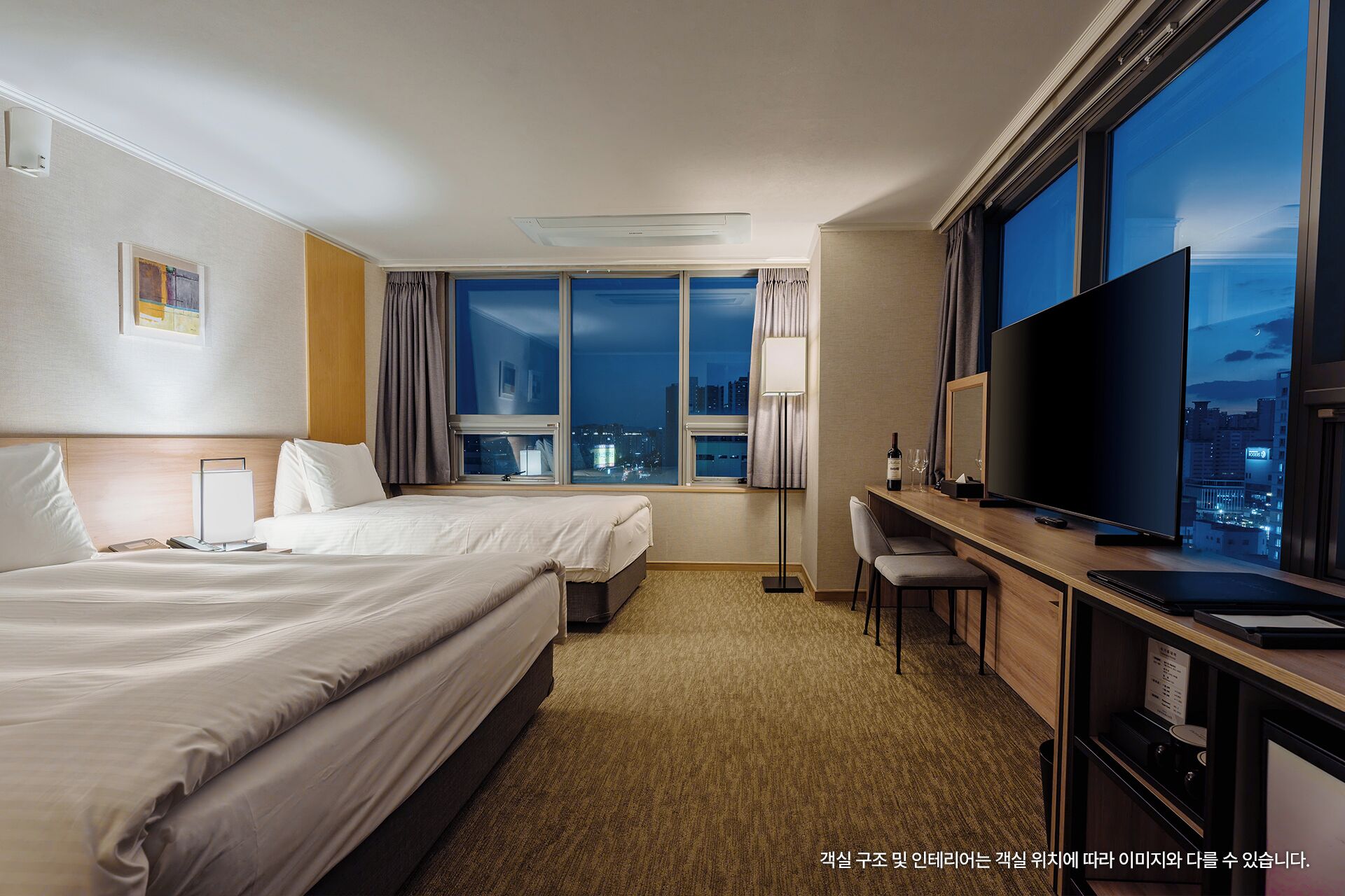 خزنة داخل الغرفة ومكتب ومساحة عمل للكمبيوتر المحمول وستائر تعتيم