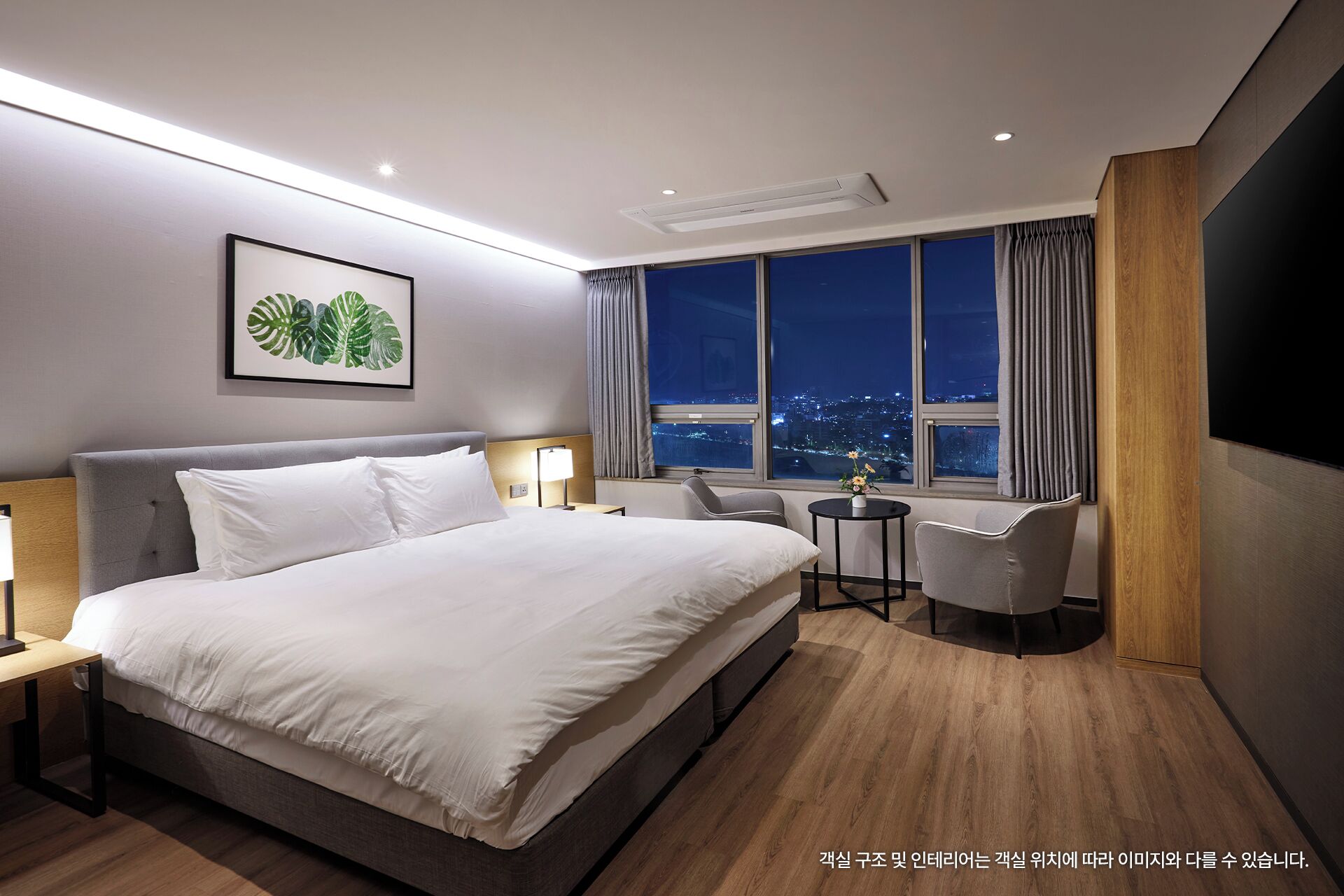 خزنة داخل الغرفة ومكتب ومساحة عمل للكمبيوتر المحمول وستائر تعتيم