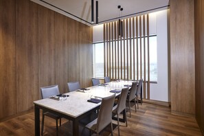 حيث تُقدم وجبات الإفطار، الغداء، العشاء، إطلالات على الحديقة