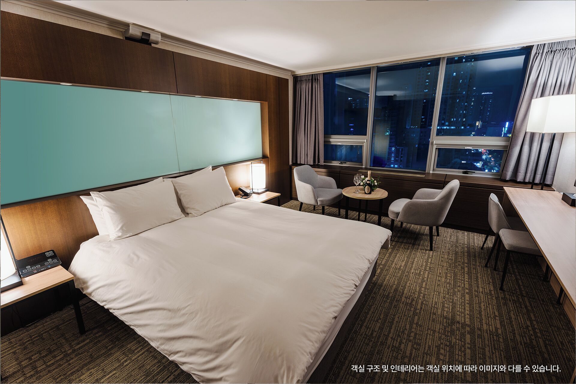 خزنة داخل الغرفة ومكتب ومساحة عمل للكمبيوتر المحمول وستائر تعتيم