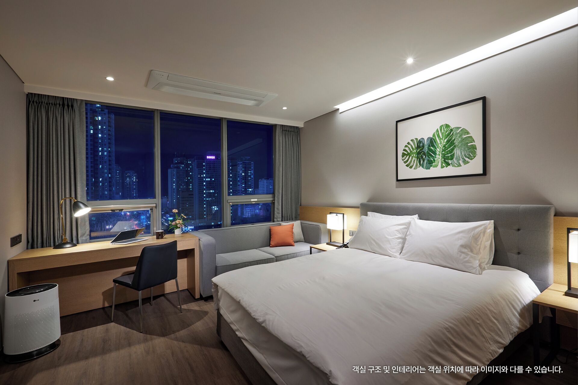 خزنة داخل الغرفة ومكتب ومساحة عمل للكمبيوتر المحمول وستائر تعتيم