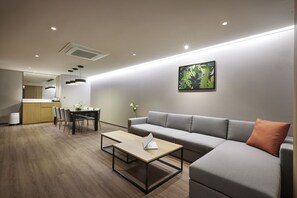 Suite Double Prime | Vardagsrum | 42-tums smart-tv med kabelkanaler och tv