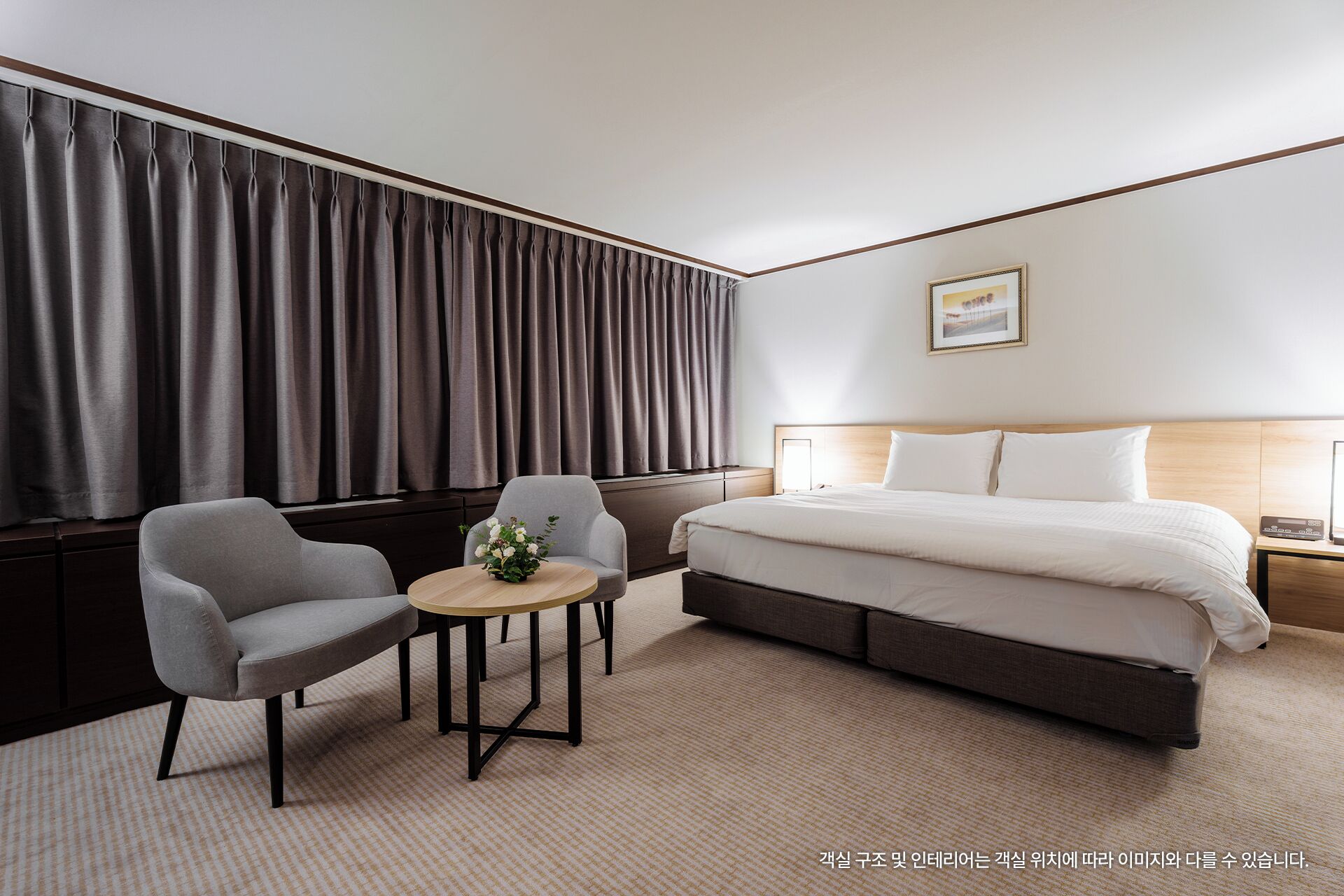 خزنة داخل الغرفة ومكتب ومساحة عمل للكمبيوتر المحمول وستائر تعتيم