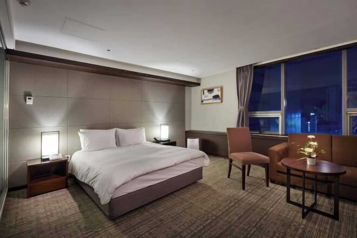 Una cassaforte in camera, una scrivania, postazione laptop